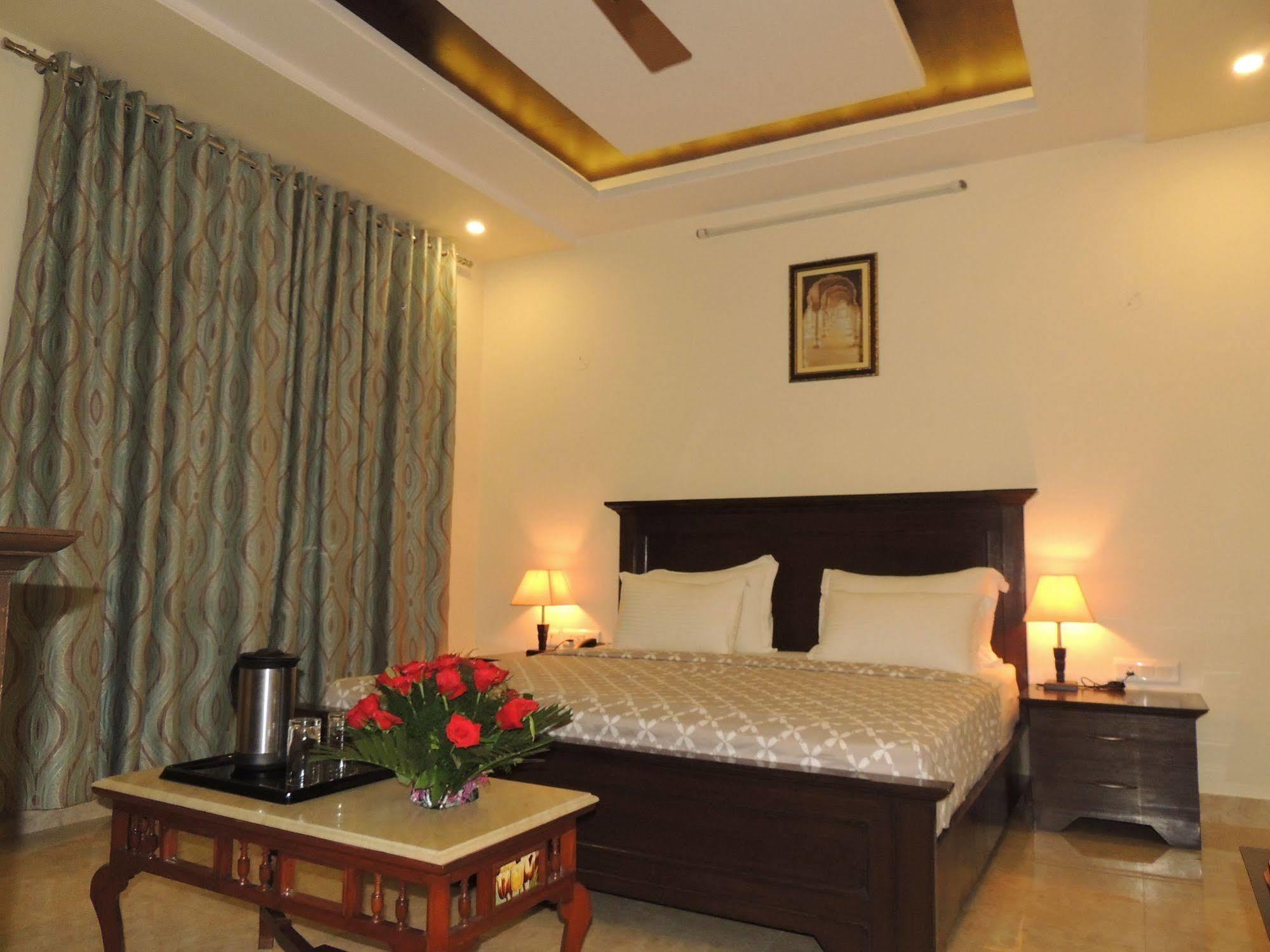 Raj Regency Hotel Jaipur Ngoại thất bức ảnh